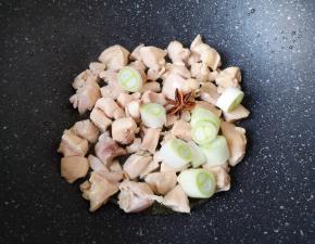 下入八角和大葱段炒香。