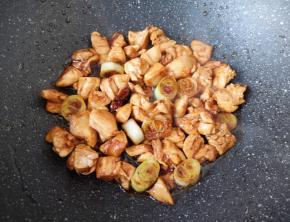 加入老抽翻炒均匀。