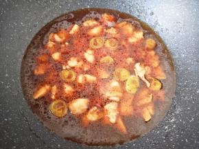 加水没过鸡腿肉，烧开以后转小火炖20分钟。