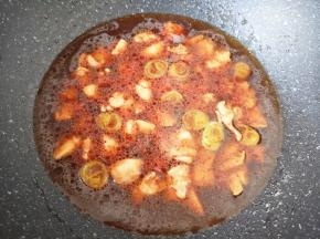 加水没过鸡腿肉，烧开以后转小火炖20分钟。