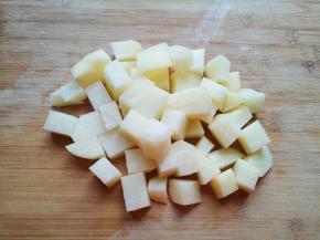 土豆洗干净去皮切成小块，用凉水泡上备用。