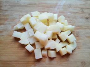 土豆洗干净去皮切成小块，用凉水泡上备用。