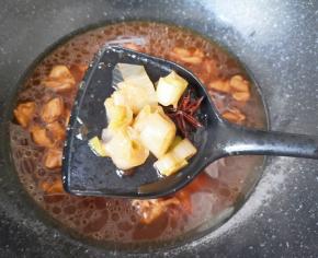 20分钟以后鸡腿肉基本上已经熟了，捞出里面的大葱和八角不要。