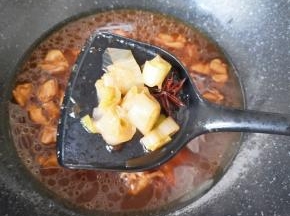 20分钟以后鸡腿肉基本上已经熟了，捞出里面的大葱和八角不要。