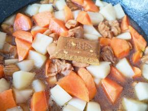 下入咖喱块翻炒至融化。