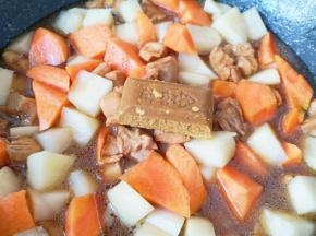下入咖喱块翻炒至融化。