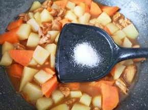 放盐调味，土豆炖熟即可。