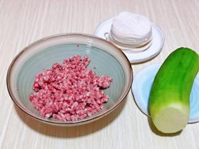 准备食材，我买的肉糜，自己绞也可以，用白萝卜也可以。