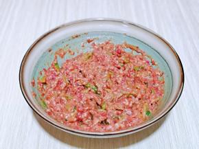 充分搅拌均匀，这样牛肉萝卜馅就做好啦～