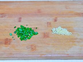 葱姜去皮切碎。