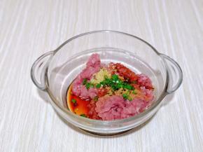 肉糜加入器具中，加入生抽，料酒，十三香，葱姜。