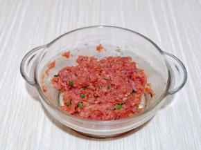 最后加入橄榄油，顺时针搅拌均匀，盖上盖子放旁边备用。