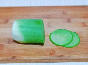 萝卜，胡萝卜去皮，洗干净，再切片，不要切的太厚，尽量薄一点。