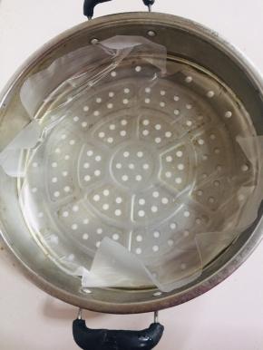 蒸笼上铺一层保鲜膜！