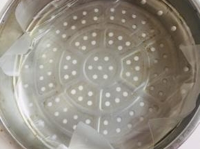 蒸笼上铺一层保鲜膜！