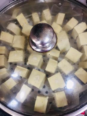 盖上盖子，密封好室温发酵8天左右！（我在湖北十堰当地气温在5度左右！）如果是在南方温度20度以上，发酵3天左右就可以了！