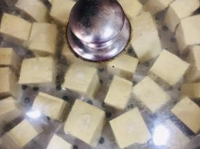 盖上盖子，密封好室温发酵8天左右！（我在湖北十堰当地气温在5度左右！）如果是在南方温度20度以上，发酵3天左右就可以了！