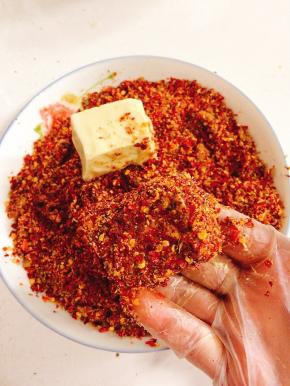 再均匀的裹一层由盐，花椒粉，辣椒粉，姜丝混合而成的腌料！