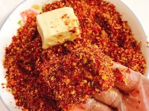 再均匀的裹一层由盐，花椒粉，辣椒粉，姜丝混合而成的腌料！