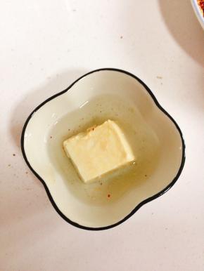 把霉好的豆腐放在白酒里面蘸一下！