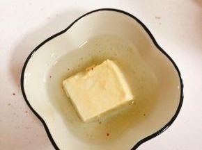 把霉好的豆腐放在白酒里面蘸一下！