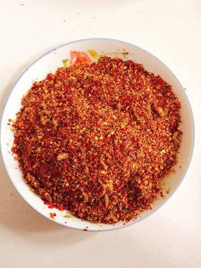 把辣椒粉，花椒粉，盐和姜丝拌匀备用！