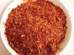 把辣椒粉，花椒粉，盐和姜丝拌匀备用！