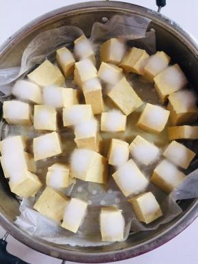 发酵好的豆腐毛绒绒的很可爱。