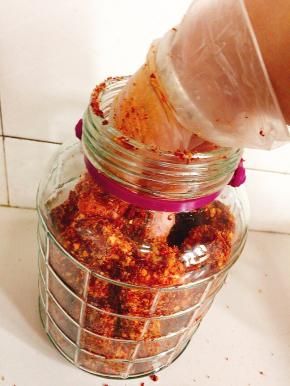 整齐的码在无油无水的容器中！最好用玻璃瓶哦！