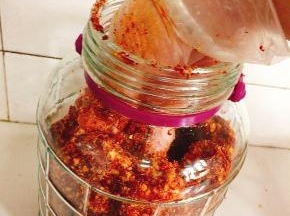 整齐的码在无油无水的容器中！最好用玻璃瓶哦！