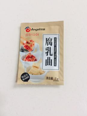 准备一包腐乳曲！没有腐乳曲也可以不用，不过要延长发酵时间！（这个腐乳曲一包8克，可以做4～5斤豆腐！温度20度～30度用腐乳曲72小时左右就发酵好了！温度4度左右需要发酵8天！）