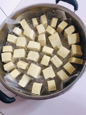 豆腐切成块摆放在蒸笼里！豆腐要稍微切大一点儿，摆放的时候，注意留适当间距！不要放的太拥挤！