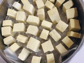 豆腐切成块摆放在蒸笼里！豆腐要稍微切大一点儿，摆放的时候，注意留适当间距！不要放的太拥挤！