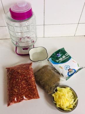 准备好裹腐乳的料：
白酒适量，辣椒粉500克，花椒粉200克，盐40克，生姜200克切丝备用！