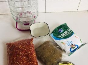 准备好裹腐乳的料：
白酒适量，辣椒粉500克，花椒粉200克，盐40克，生姜200克切丝备用！