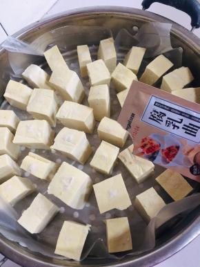 均匀撒上腐乳曲，尽量保证三面都有菌种！