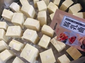 均匀撒上腐乳曲，尽量保证三面都有菌种！