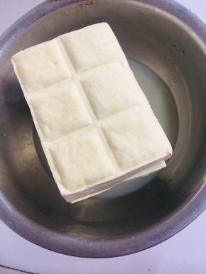 新鲜的老豆腐沥干水份备用！