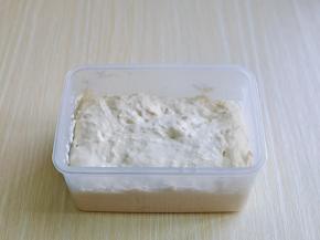 首先将波兰种提前做好，吐司面包粉，纯净水，酵母粉混合在一起，搅拌均匀，盖上盖子放入冰箱冷藏过夜。