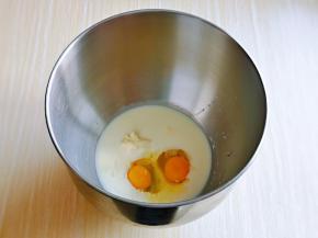 做主面团，首先将牛奶，草鸡蛋，奶油奶酪放入厨师机桶中。(2枚草鸡蛋重量80克)