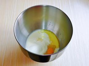 再放入盐，奶粉，细砂糖，玉米油，糖与盐对角放。