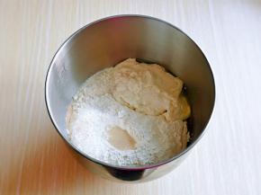 最后加入吐司粉，酵母粉，发酵好的波兰种，启动厨师机揉面一个小程序。