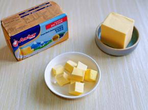 首先将黄油切小块室温软化，软化到用手指轻轻摁一下会塌陷下去的状态即可。