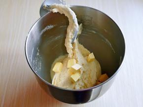 这时面团处于扩展阶段，加入室温软化的黄油，再次揉面一个小程序。