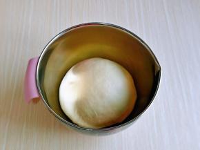 这时面团有了不容易破的手套膜，揉面时间也要根据实际情况调整，总之有不易破的手套膜即可，取出揉圆，放入器具中，。