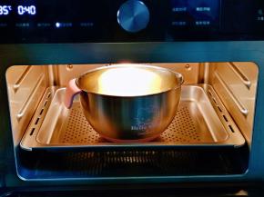 入蒸烤箱进行发酵，35度40分钟。(室温发酵也可以，但一定要保持面团的湿度)