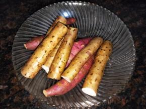 山药清洗干净，切成小段。