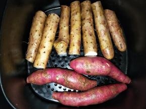 放入预热好的空气炸锅200℃先烤十分钟。