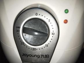 取出翻面再烘烤大约十分钟。目测山药表皮皱起来捏着变软了即可，烤箱220℃参考25分钟，根据山药的大小