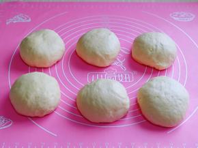 取出发酵好的面团，分割6等份，揉圆，盖上保鲜膜松弛10分钟。